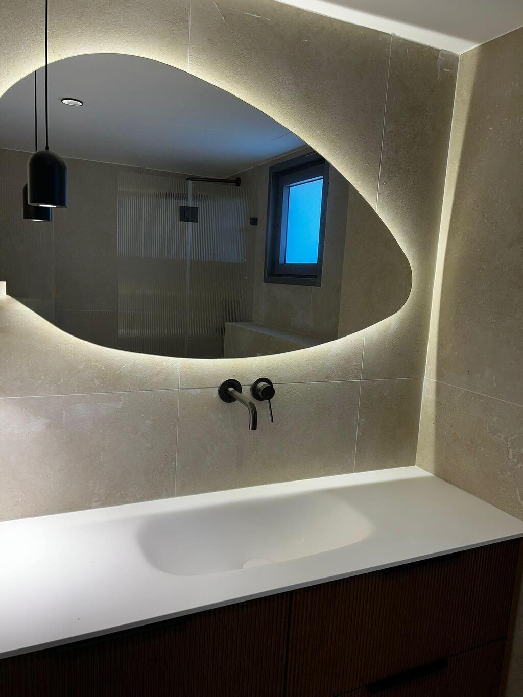 מראה א-מורפית בצורת טיפה, עיצוב: ענת וייסברג, מראה: טום גלס - עיצוב בזכוכית