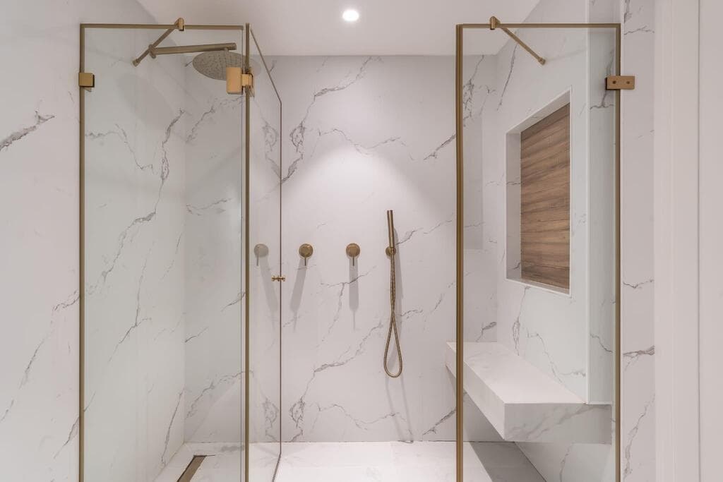 שדרוג חדר רחצה בפרויקט מחיר למשתכן - חיפוי פולימרי פרימיום דיזיין ואריחים דמוי עץ. עיצוב: איציק גבריאל (צילום: אבי קבלו) שדרוג חדר רחצה בפרויקט מחיר למשתכן - חיפוי פולימרי פרימיום דיזיין משולב עם אריחים דמוי עץ בנישה. עיצוב: איציק גבריאל