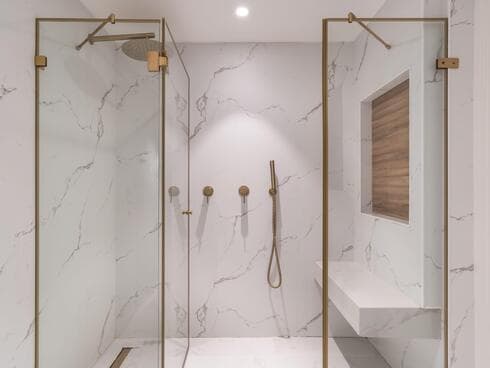 שדרוג חדר רחצה בפרויקט מחיר למשתכן - חיפוי פולימרי פרימיום דיזיין משולב עם אריחים דמוי עץ בנישה. עיצוב: איציק גבריאל 