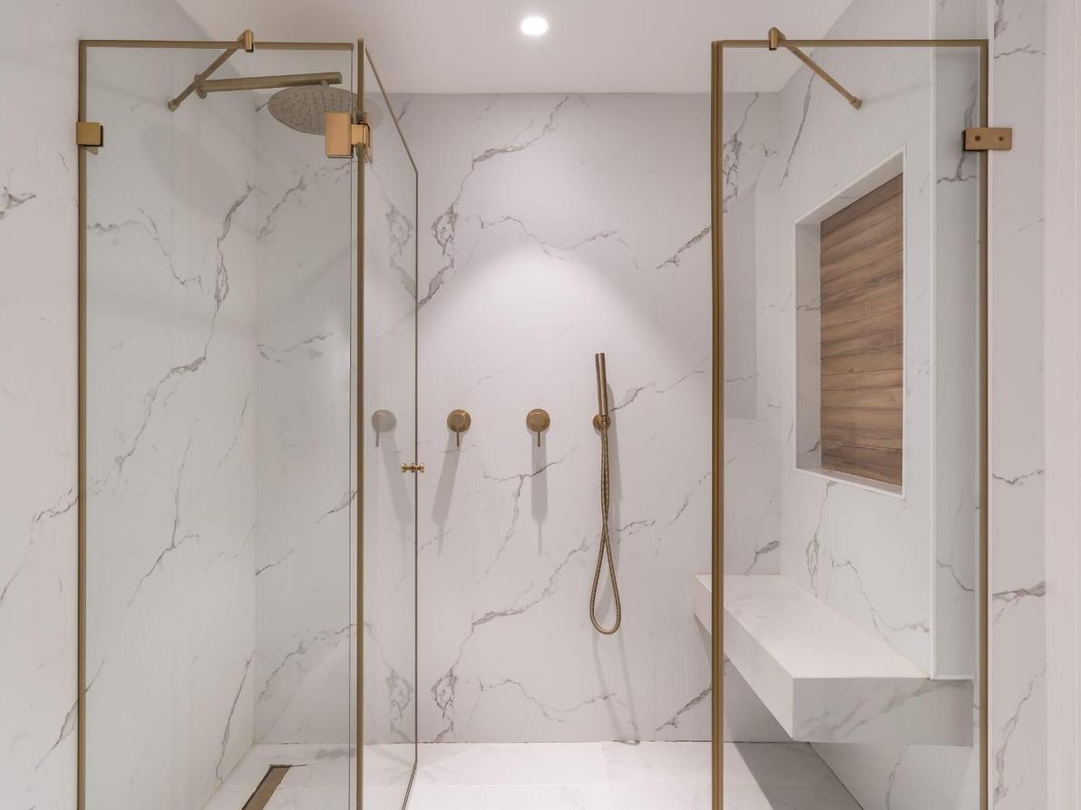 שדרוג חדר רחצה בפרויקט מחיר למשתכן - חיפוי פולימרי פרימיום דיזיין משולב עם אריחים דמוי עץ בנישה. עיצוב: איציק גבריאל 