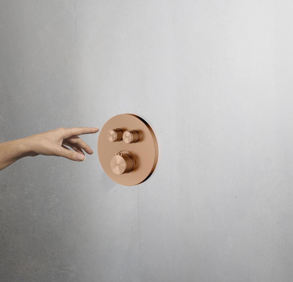 תקריב של מערכת אינטרפוץ חכמה למקלחון תוצרת חמת