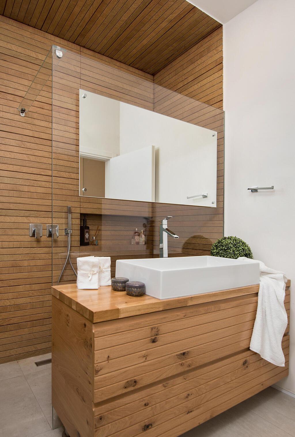 חדר רחצה בגוונים טבעיים, שילוב דמוי עץ מחורץ. עיצוב: שירי שלום 