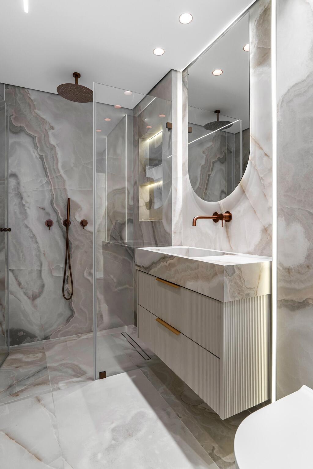 מראה מרחפת עם תאורת לד בשילוב כיור שוקת וראש גשם תקרתי. עיצוב: מיטל יעקב, מראה: טום גלס עיצוב בזכוכית