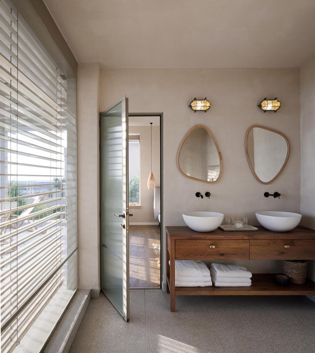 קבוצת בוץ, טיח מינרלי טבעי. עיצוב: נופר דר, חלונות בלגיים: תובל מינימל