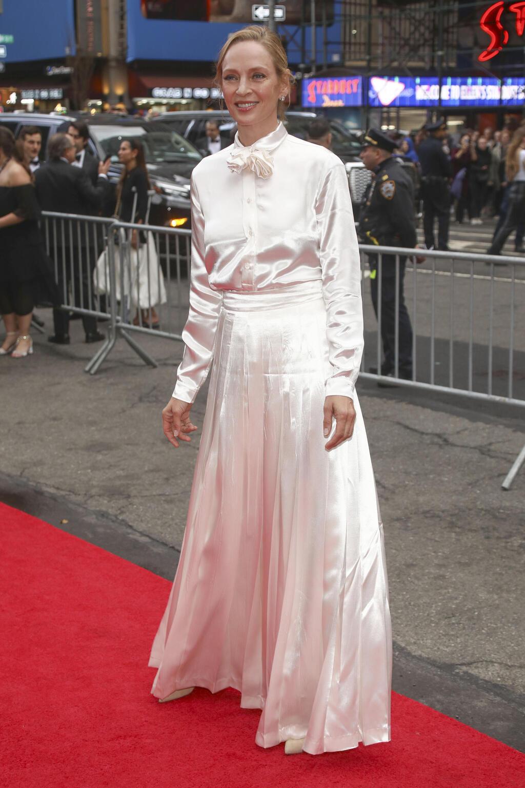 מערכת לבוש של פראדה בבכורה של המחזה "לילה טוב ובהצלחה", 2025 (צילום: Andy Kropa/Invision/AP) אומה תורמן על השטיח האדום, 2025