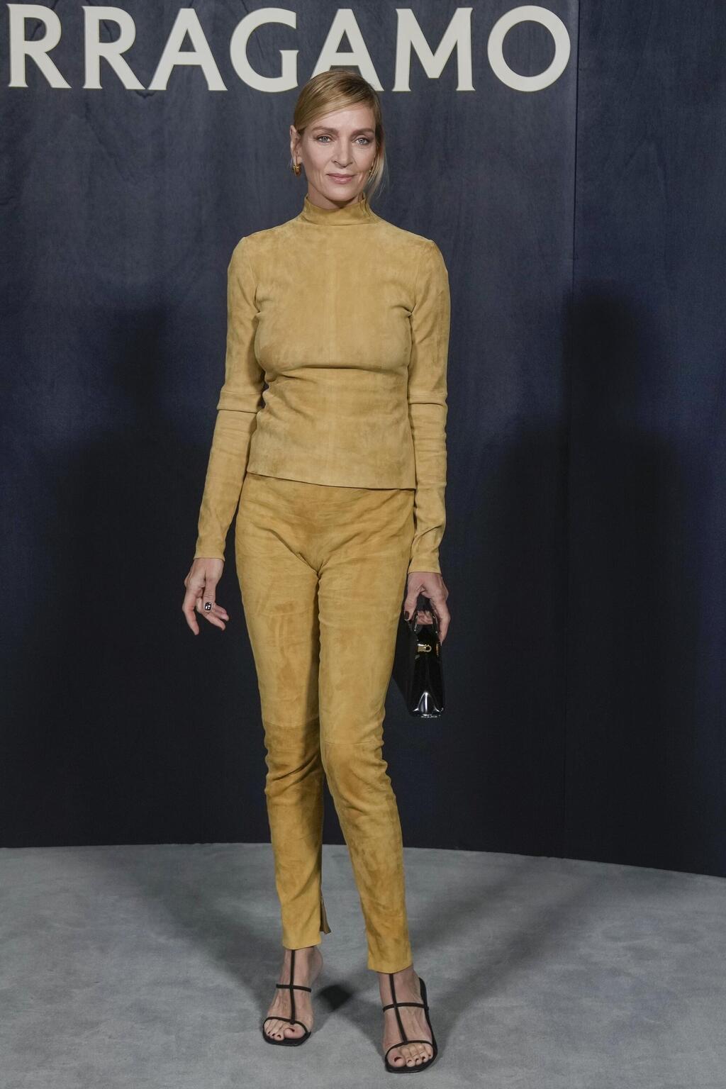 קריצה ל"להרוג את ביל" בתצוגת סתיו-חורף 2023-24 של פרגאמו (צילום: AP Photo/Luca Bruno) אומה תורמן בתצוגת סתיו-חורף 2023-24 של פרגאמו