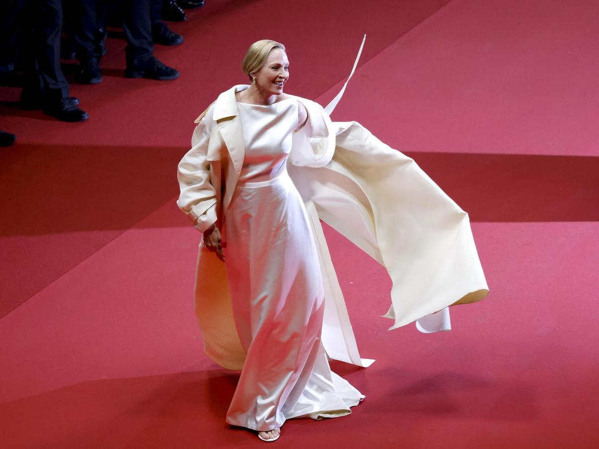 מעיל של ברברי ושמלה ללא שרוולים בפסטיבל קאן, 2024 (צילום: Millie Turner/Invision/AP) אומה תורמן בפסטיבל קאן, 2024