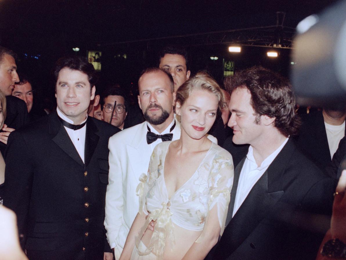 אומה תורמן, קוונטין טרנטינו, ברוס וויליס וג'ון טרבולטה בהקרנה של "ספרות זולה" בפסטיבל קאן, 1994 (צילום: AP Photo/Michel Lipchitz) אומה תורמן, קוונטין טרנטינו, ברוס וויליס וג'ון טרבולטה בהקרנה של "ספרות זולה" בפסטיבל קאן, 1994