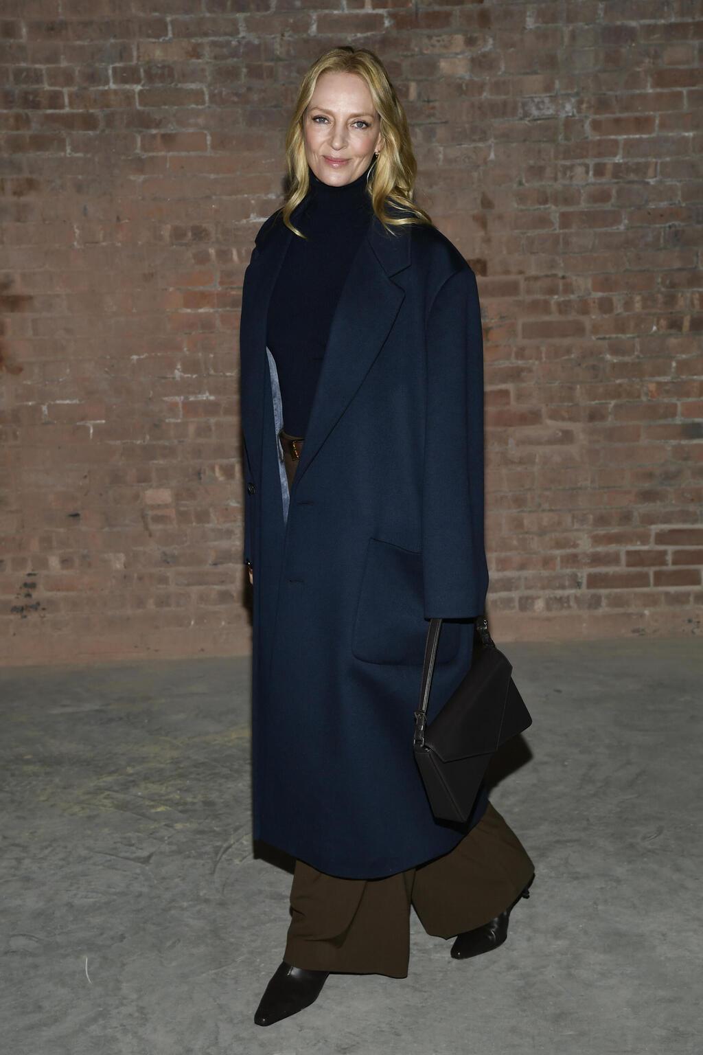 בתצוגת סתיו-חורף 2025-26 של מייקל קורס (צילום: Evan Agostini/Invision/AP) אומה תורמן בתצוגת סתיו-חורף 2025-26 של מייקל קורס