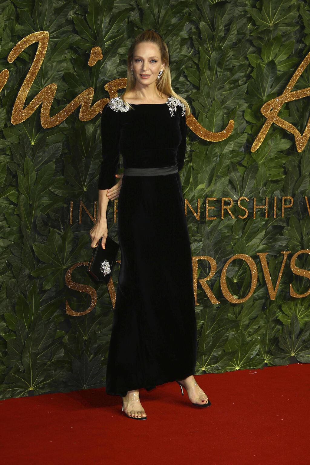 שמלה של פראדה בטקס פרסי האופנה הבריטיים, 2018 (צילום: Joel C Ryan/Invision/AP) אומה תורמן בטקס פרסי האופנה הבריטיים, 2018