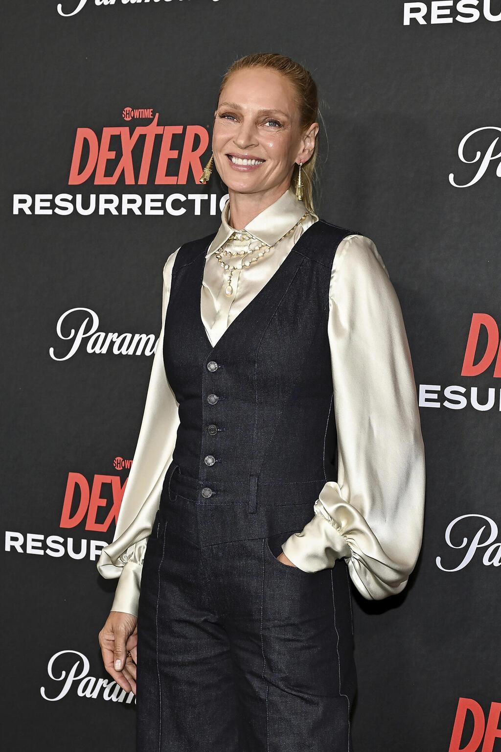 מחויטת בג'ינס בפרמיירה של "דקסטר: התחייה", 2025 (צילום: Evan Agostini/Invision/AP) אומה תורמן בפרמיירה של "דקסטר: התחייה", 2025