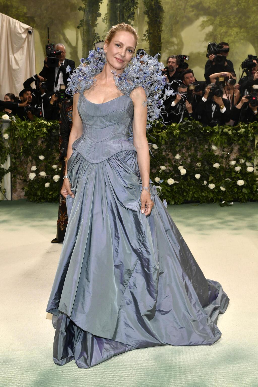 שמלה של טורי בורץ' בגאלה של המטרופוליטן, 2024 (צילום: Evan Agostini/Invision/AP) אומה תורמן בגאלה של המטרופוליטן, 2024