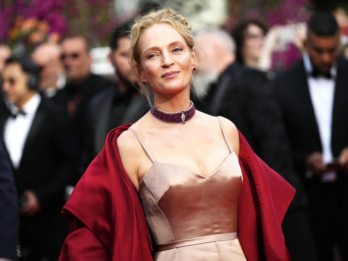 מערכת לבוש של דיור בפסטיבל קאן, 2023 (צילום: Scott Garfitt/Invision/AP) אומה תורמן בפסטיבל קאן, 2023