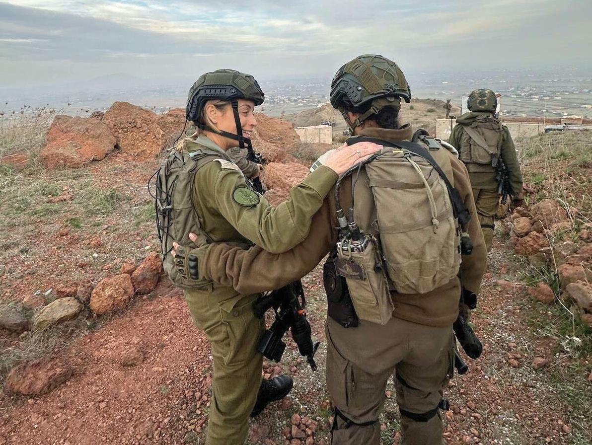 תא"ל אלה שדו־-שכטמן, בשטח. "הייתי בביקורים בשטח, כולל בעזה, בסוריה ובלבנון"