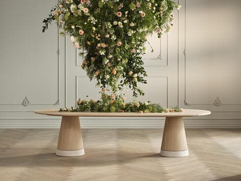 שימו לב לרגל בבחירת הכיסאות. שולחן אוכל עשוי מחומרים טבעיים, שיש ועץ אלון מלא, Prat Living