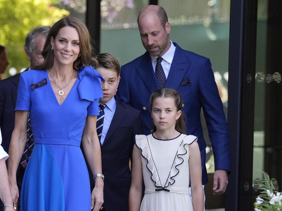 הנסיך וויליאם, קייט מידלטון, הנסיך ג'ורג' והנסיכה שרלוט בווימבלדון, 2025 (צילום: Andrew Matthews - WPA Pool/Getty Images) הנסיך וויליאם, קייט מידלטון, הנסיך ג'ורג' והנסיכה שרלוט בווימבלדון, 2025