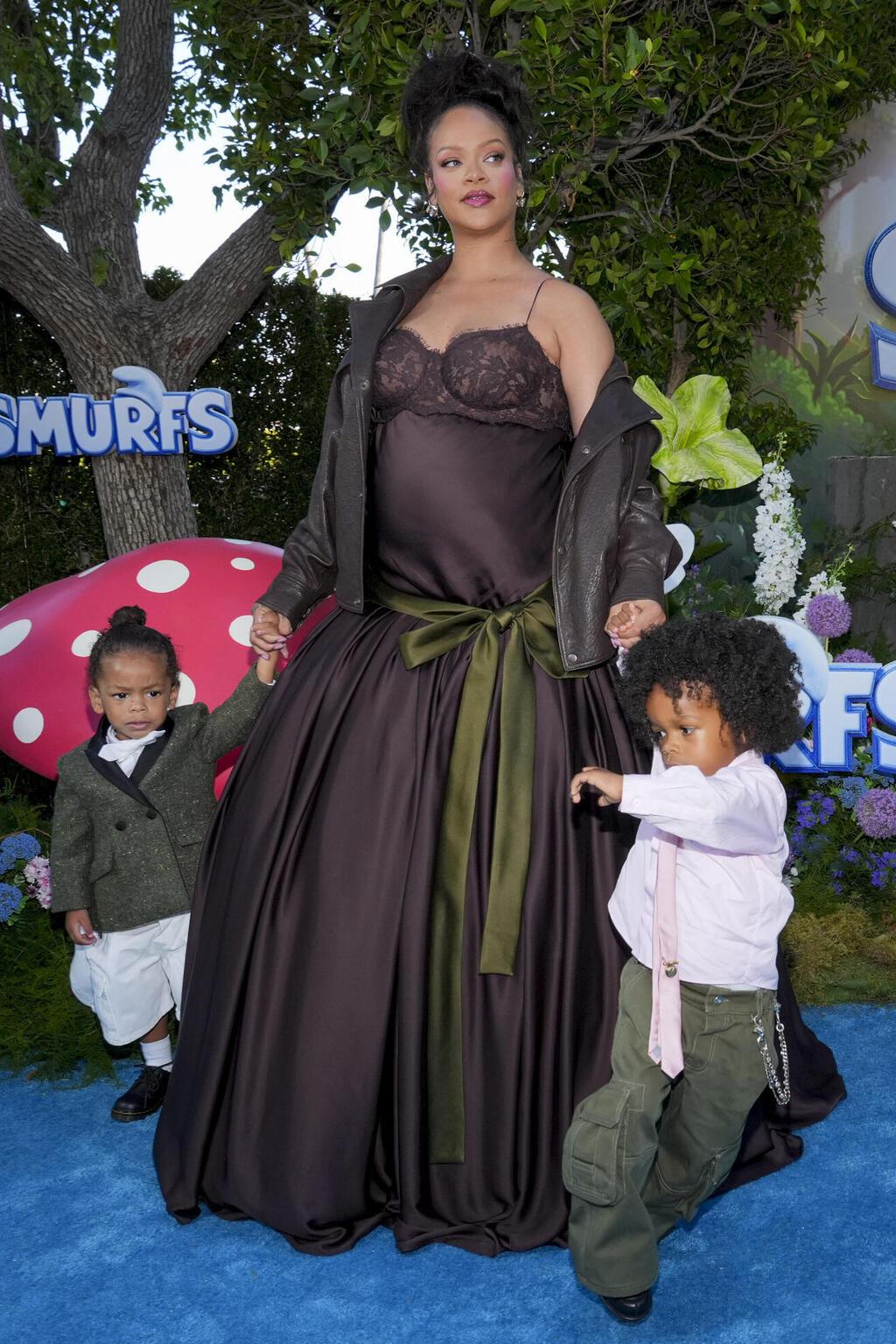 ריהאנה לובשת סן לורן, בניה לובשים דיור (צילום: Jordan Strauss/Invision/AP) ריהאנה וילדיה בפרמיירה של הסרט "דרדסים", 2025