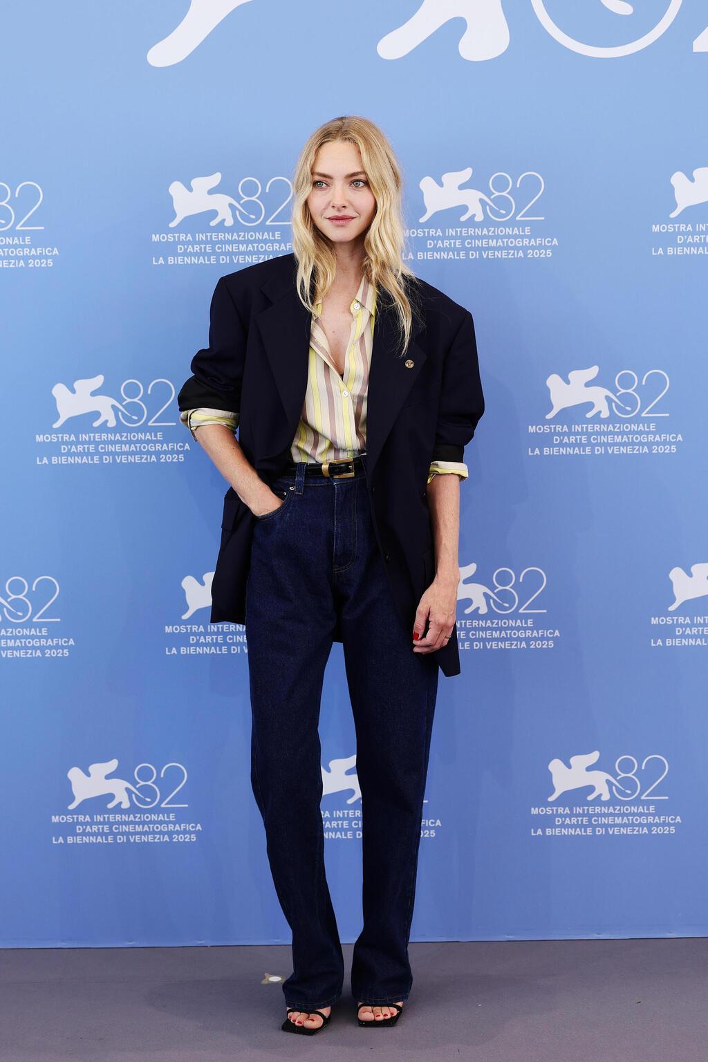 אמנדה סייפריד לובשת ורסאצ'ה בפסטיבל ונציה, 2025