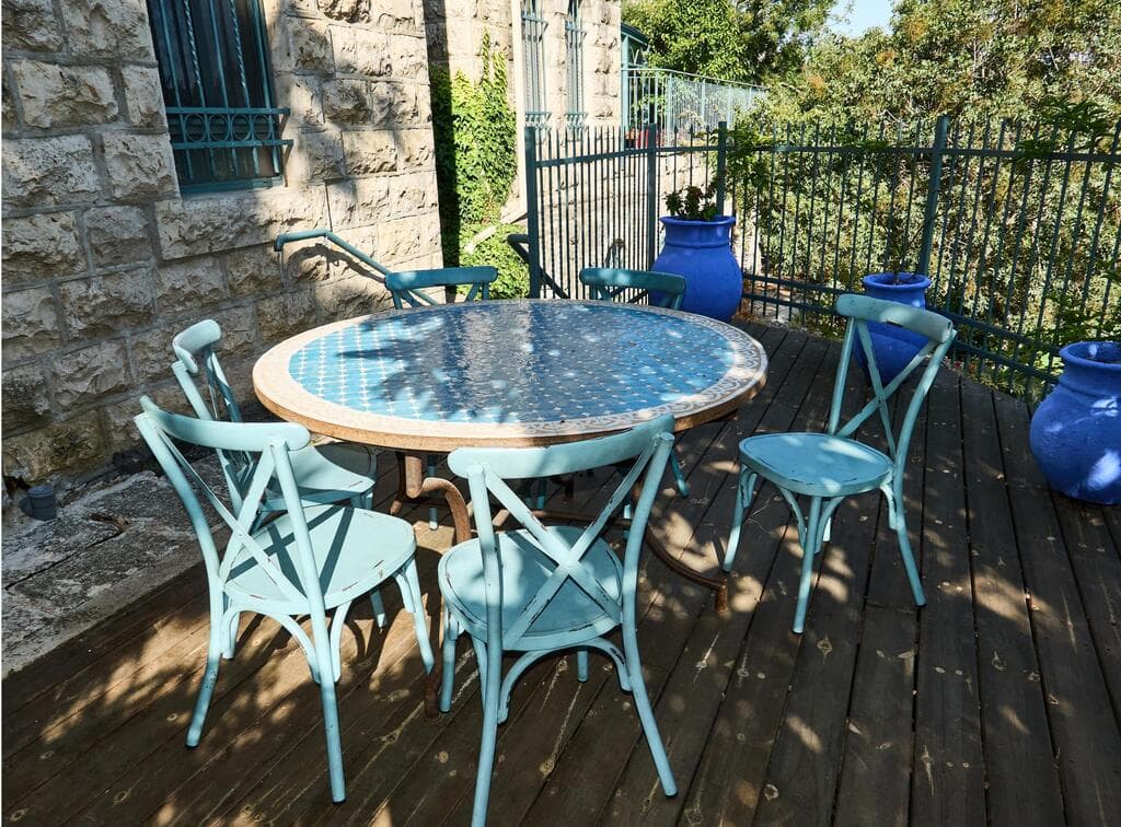 כדים זולים שצובעים אותם בכחול שנקנה במרוקו (צילום: חיים ברגיג) בית השנטי החדש, עין הכרם, ירושלים