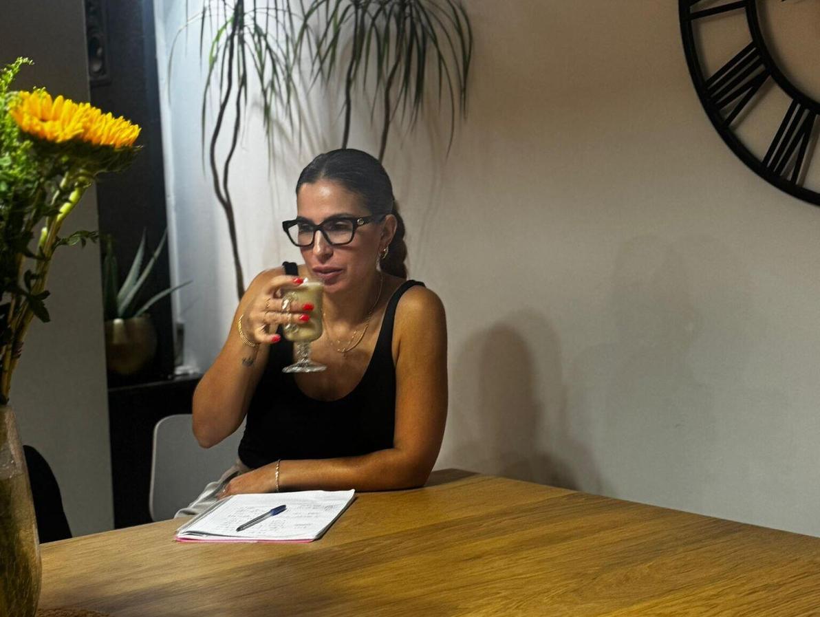 נורית קצב בפינה האהובה עליה בביתה