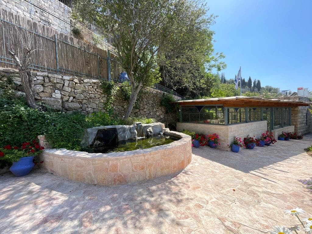 נוף שעוטף את בית האבן והכדים הכחולים המאפיינים את בתי השנטי (צילום: חיים ברגיג) בית השנטי החדש, עין הכרם, ירושלים