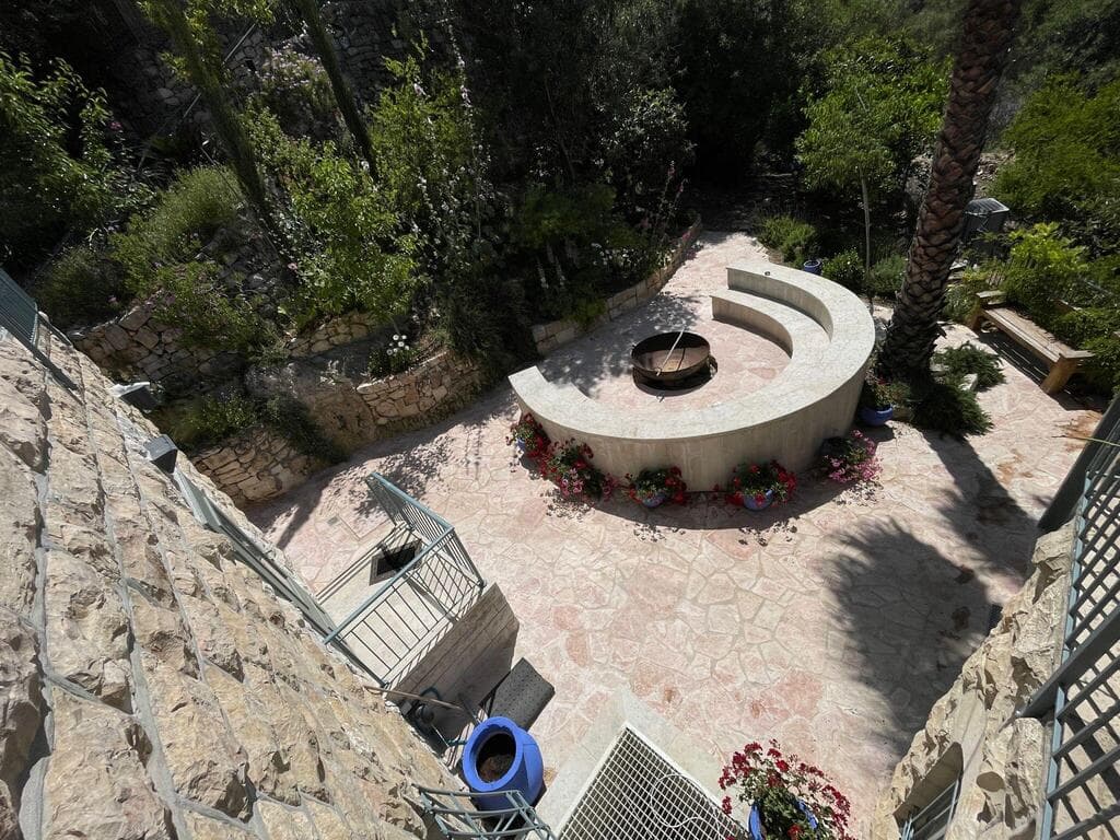 מבט על על מעגל האש (צילום: חיים ברגיג) בית השנטי החדש, עין הכרם, ירושלים