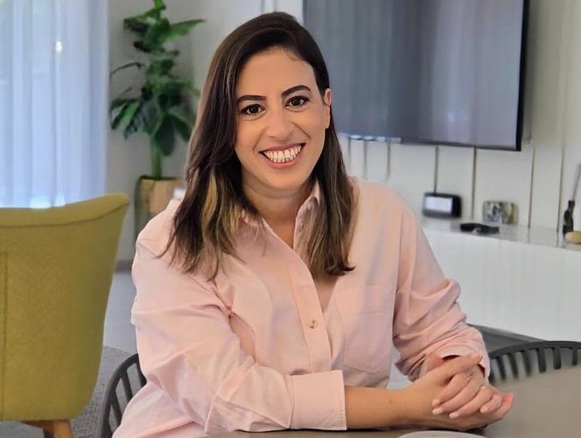 חיה קינדר בפינה האהובה עליה בביתה