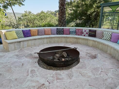 בחוץ נמצא מעגל האש, כמו בשני בתי השנטי שכבר קיימים בחוץ נמצא מעגל האש, כמו בשני בתי השנטי שכבר קיימים