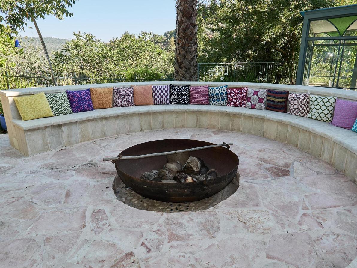 בחוץ נמצא מעגל האש, כמו בשני בתי השנטי שכבר קיימים (צילום: חיים ברגיג) בית השנטי החדש, עין הכרם, ירושלים