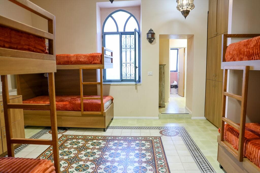 חדרי השינה. העיצוב עוטף באנרגיה טובה (צילום: ארנון בוסנאי) בית השנטי החדש בירושלים, שכונת עין כרם