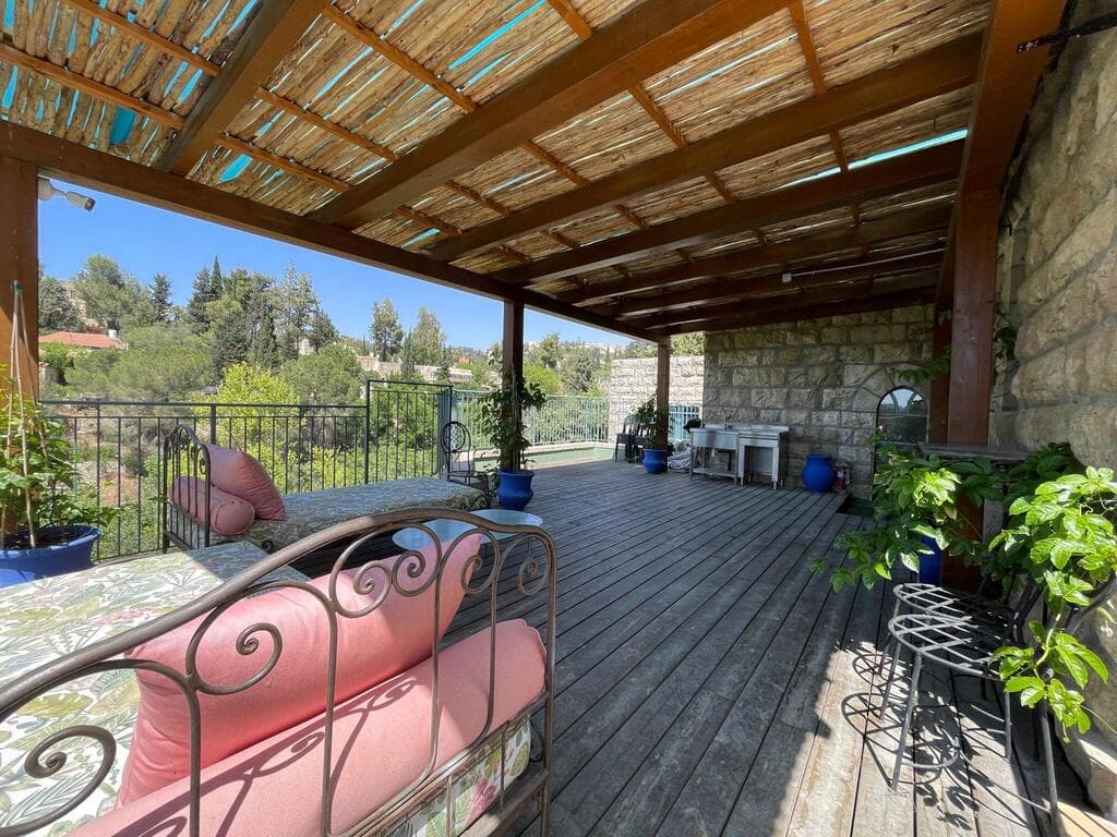 "זה מקום שמחבר אותך לנוף ולבית" (צילום: חיים ברגיג) בית השנטי החדש, עין הכרם, ירושלים