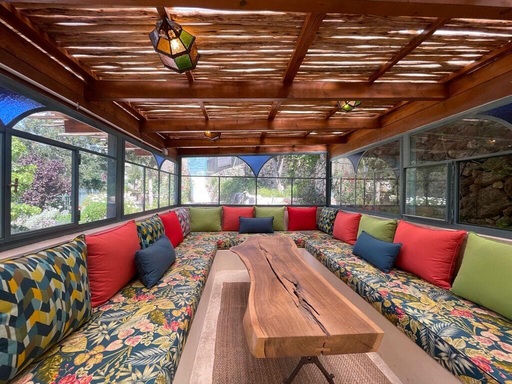 צבע במקום עצב והרבה כריות שהן אלמנט שמחבק (צילום: חיים ברגיג) בית השנטי החדש, עין הכרם, ירושלים