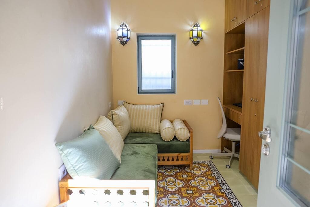 חדר הדרכה. הקירות חופו בטיח מרוקאי (צילום: ארנון בוסנאי) בית השנטי החדש בירושלים, שכונת עין כרם