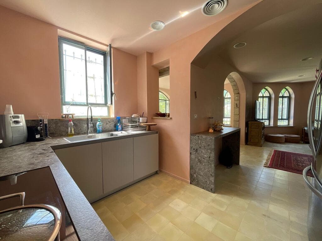 המטבח. פתוח 24 שעות ביממה (צילום: חיים ברגיג) בית השנטי החדש, עין הכרם, ירושלים