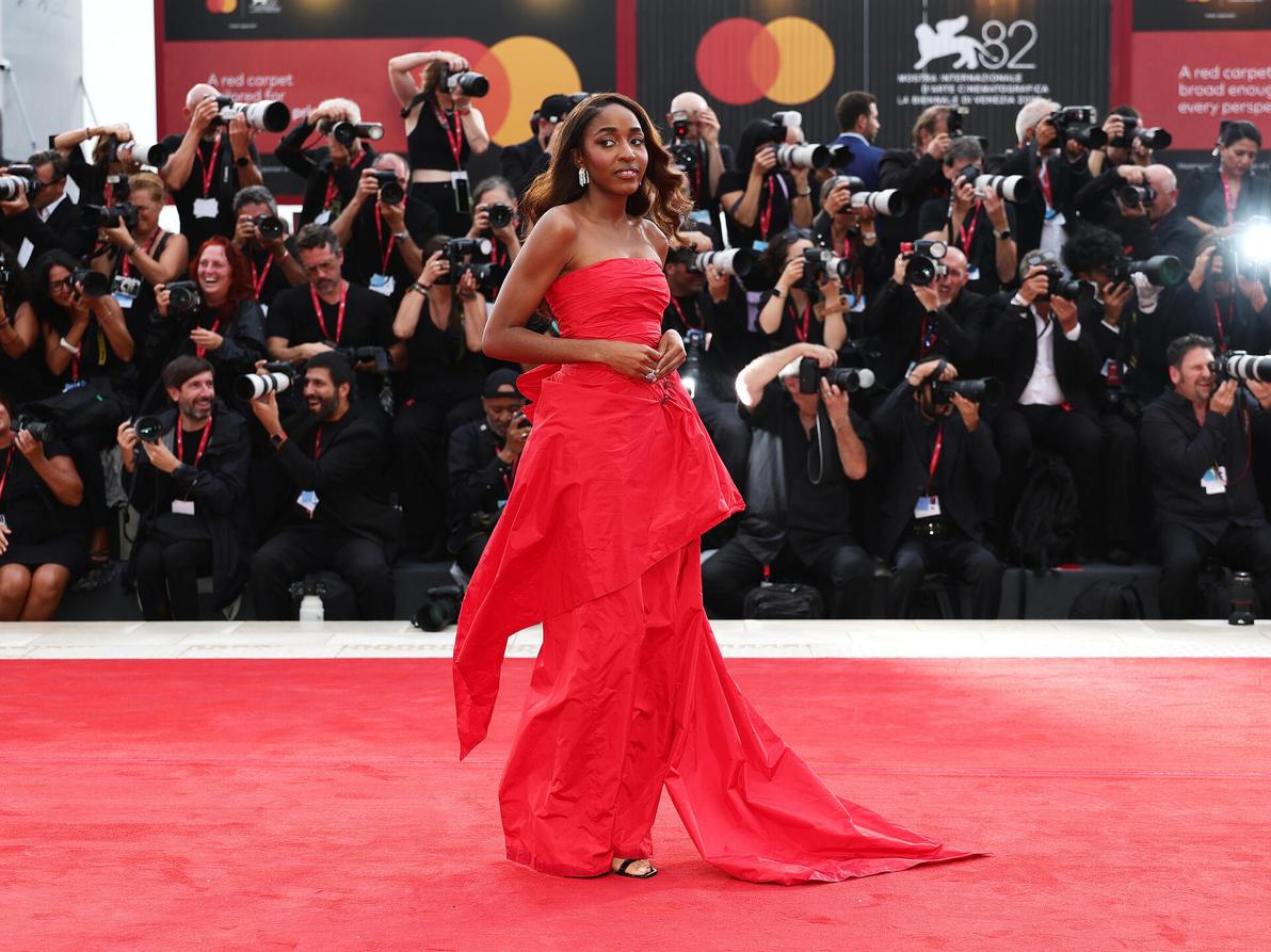 איו אדבירי לובשת שאנל בפסטיבל ונציה, 2025