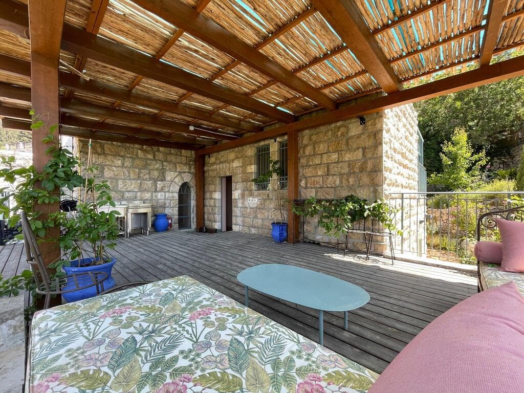 דק לסדנאות ולפעילויות (צילום: חיים ברגיג) בית השנטי החדש, עין הכרם, ירושלים