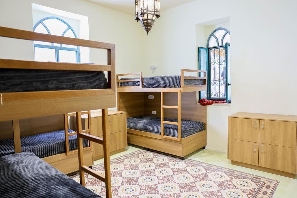 מעטפת אסתטית שיש בה פן טיפולי. חדר שינה נוסף (צילום: ארנון בוסנאי) בית השנטי החדש בירושלים, שכונת עין כרם