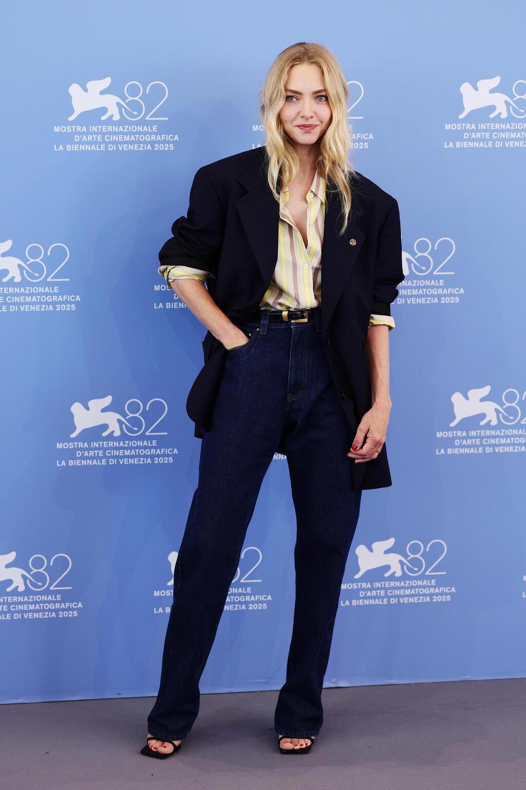 אמנדה סייפריד לובשת ורסאצ'ה בפסטיבל ונציה, 2025