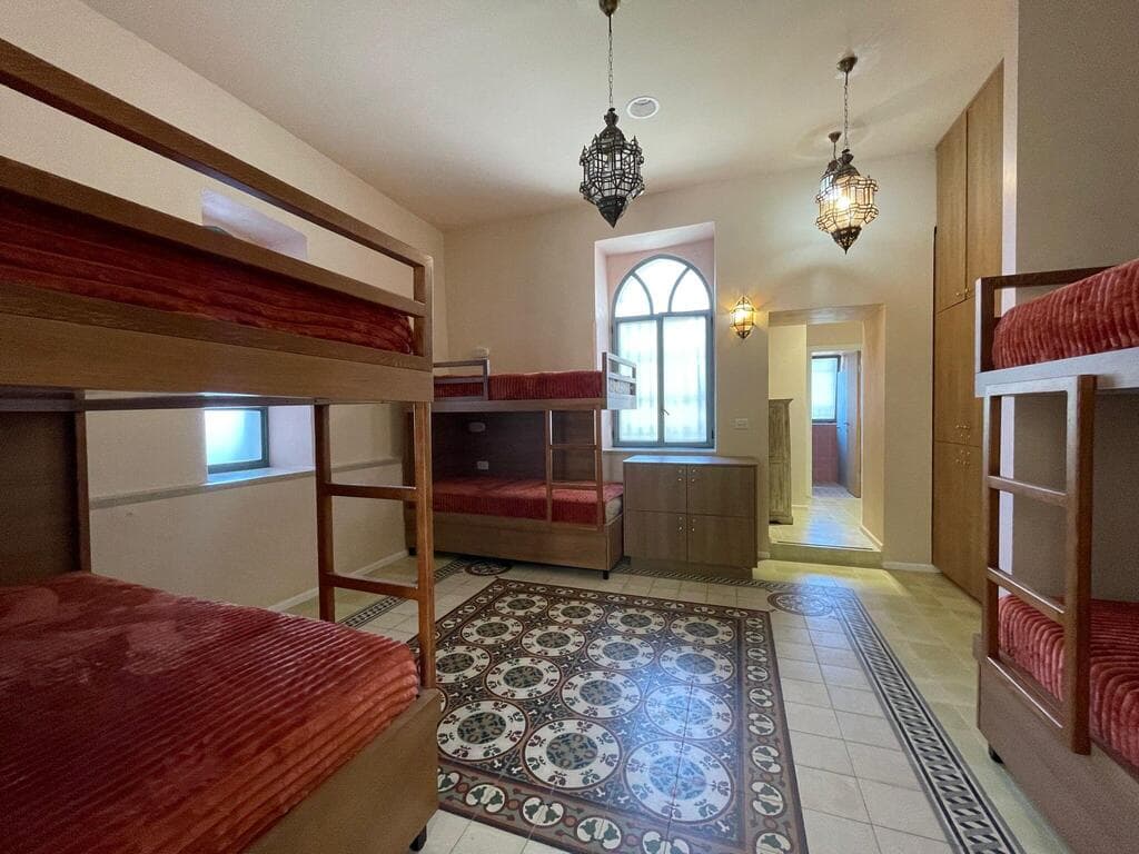 גופי תאורה מעוצבים שנקנו לחדר הבנות בחנות וילה מרוק (צילום: חיים ברגיג) בית השנטי החדש, עין הכרם, ירושלים