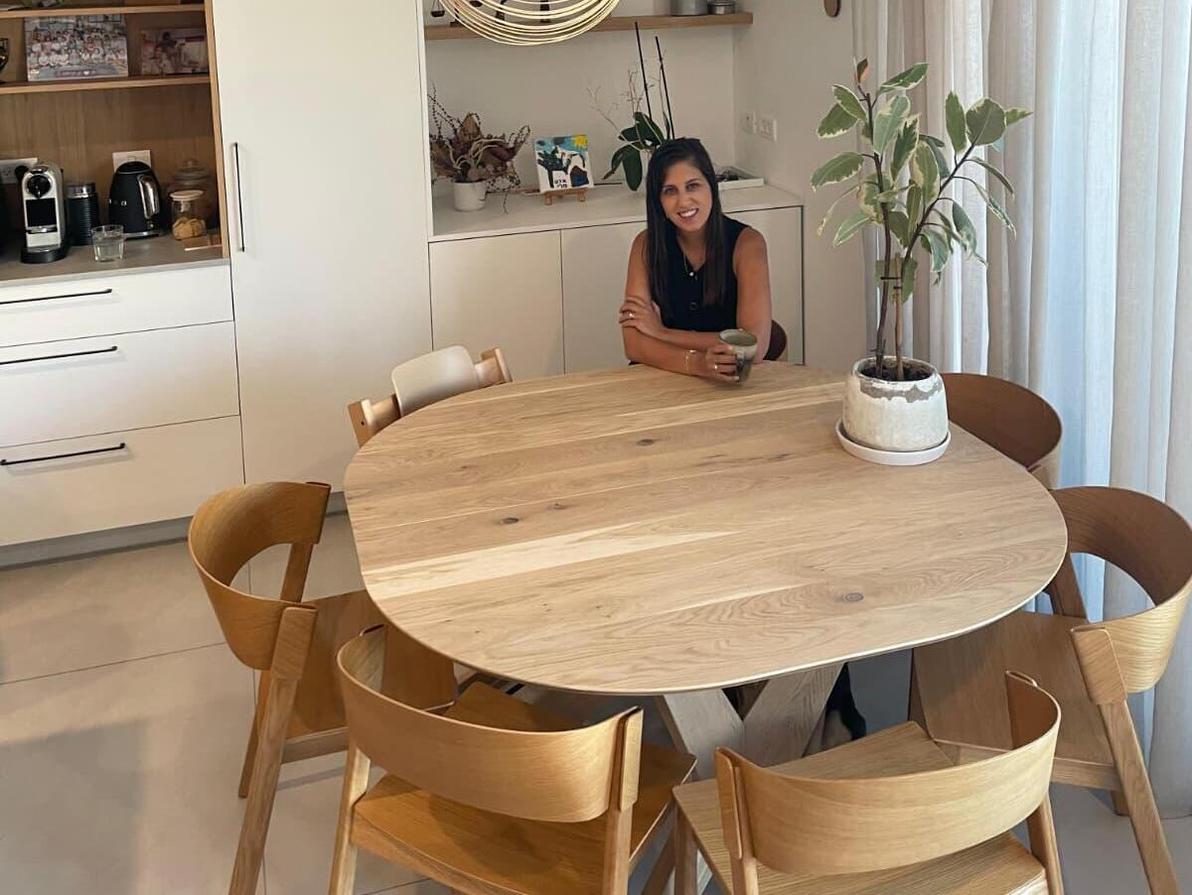 דנה גולדיאן-ברק בפינה האהובה עליה בביתה