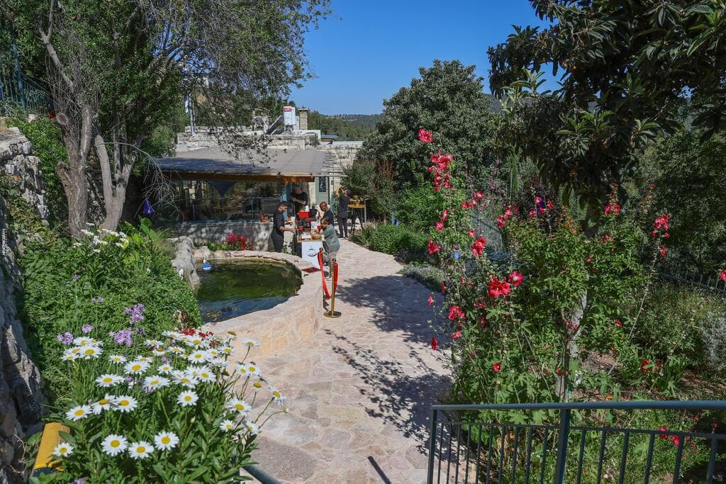 טובל בירק. בית השנטי החדש בירושלים, שכונת עין כרם (צילום: ארנון בוסנאי) בית השנטי החדש בירושלים, שכונת עין כרם