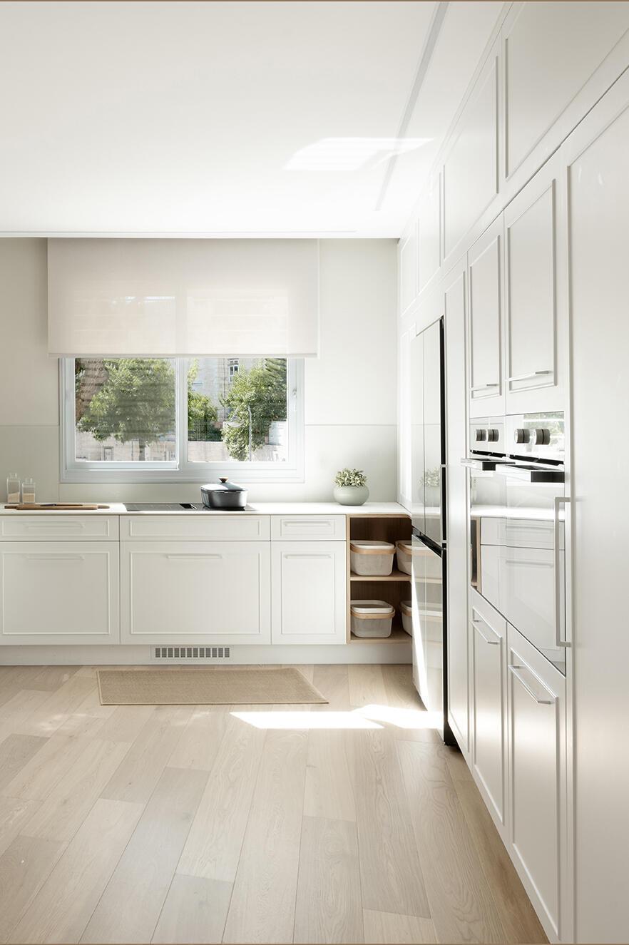 מטבח בהיר מאוד עם פונקציות כפולות לחלבי ולבשרי (צילום: גדעון לוין) בית פרטי בירושלים, עיצוב: קרן אטלס דרור