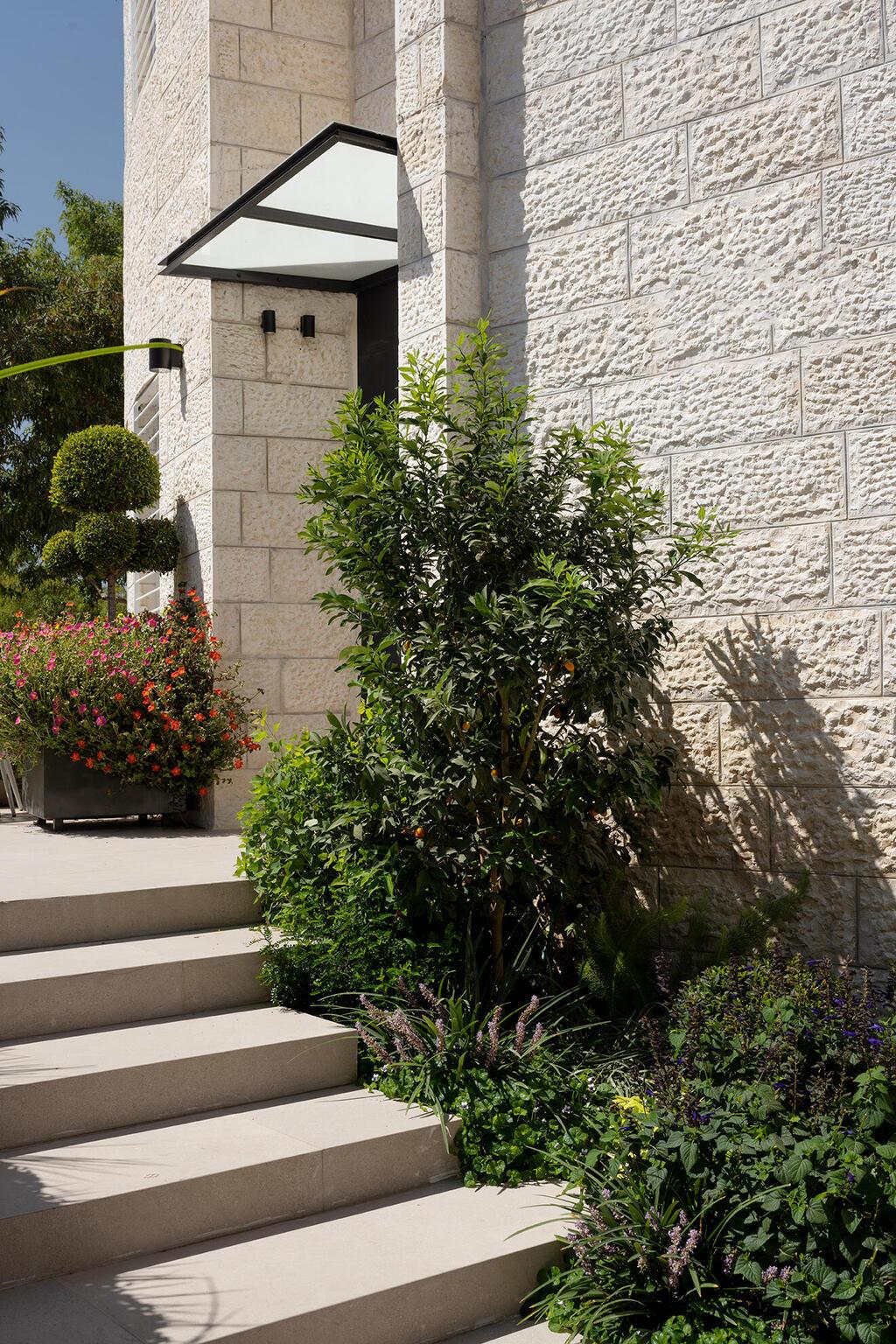 בית פרטי של זוג בשנות ה־60 לחייו. רוב הילדים עזבו את הקן (צילום: גדעון לוין) בית פרטי בירושלים, עיצוב: קרן אטלס דרור