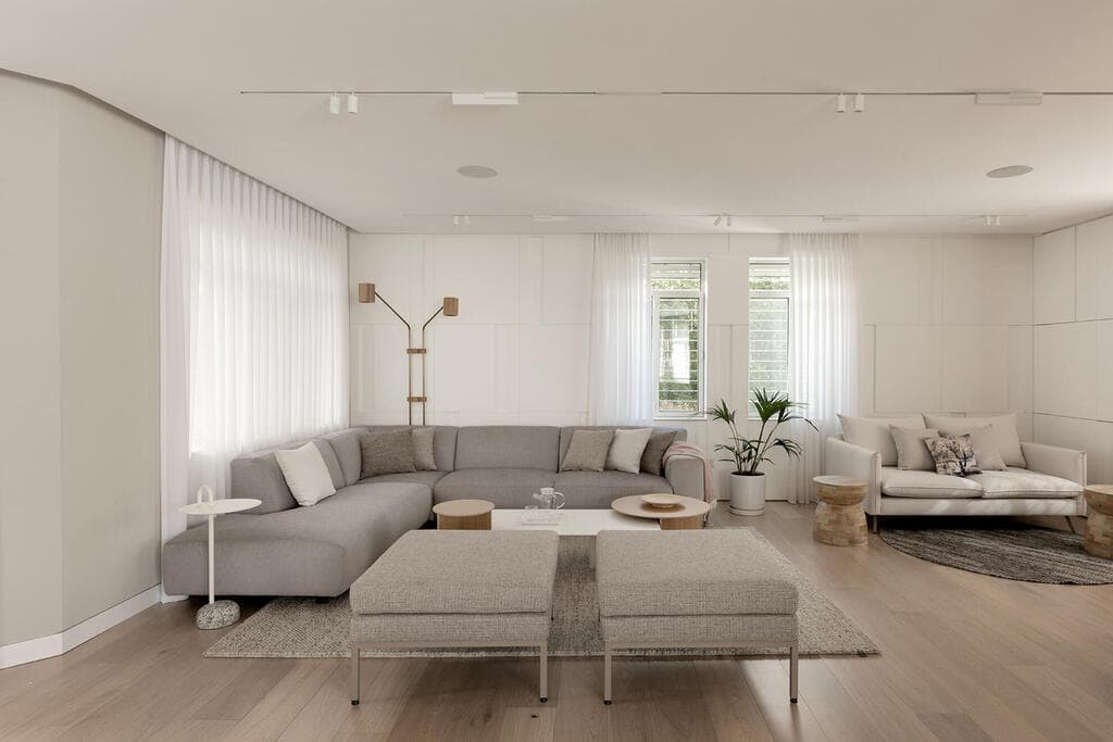 לבני הזוג היה חשוב שהסלון יהיה מרווח, עם כמה פינות ישיבה (צילום: גדעון לוין) בית פרטי בירושלים, עיצוב: קרן אטלס דרור