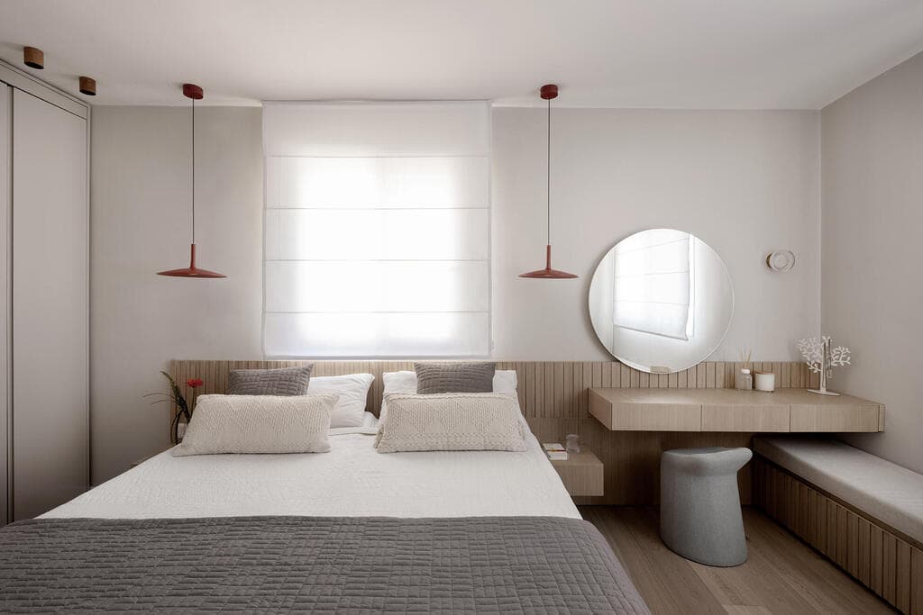 חדר השינה של הזוג עם פינת איפור וספסל מנוחה (צילום: גדעון לוין) בית פרטי בירושלים, עיצוב: קרן אטלס דרור