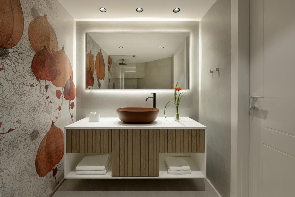 המקלחת הכי צבעונית בבית - במרתף (צילום: גדעון לוין) בית פרטי בירושלים, עיצוב: קרן אטלס דרור