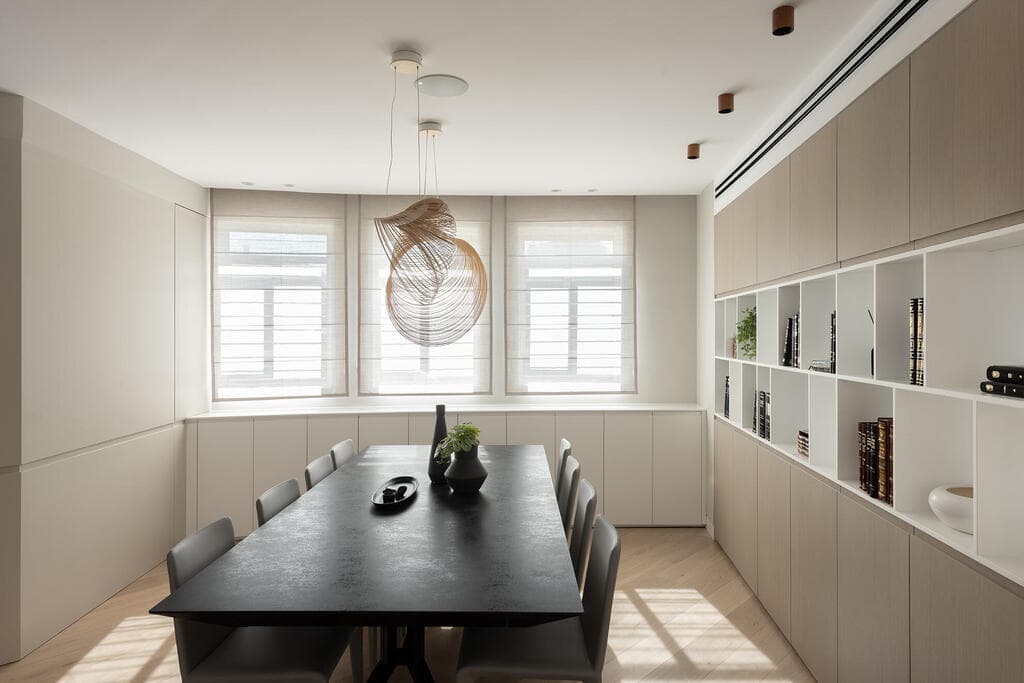 פינת אוכל עם שולחן שנפתח גם ל-30 סועדים (צילום: גדעון לוין) בית פרטי בירושלים, עיצוב: קרן אטלס דרור