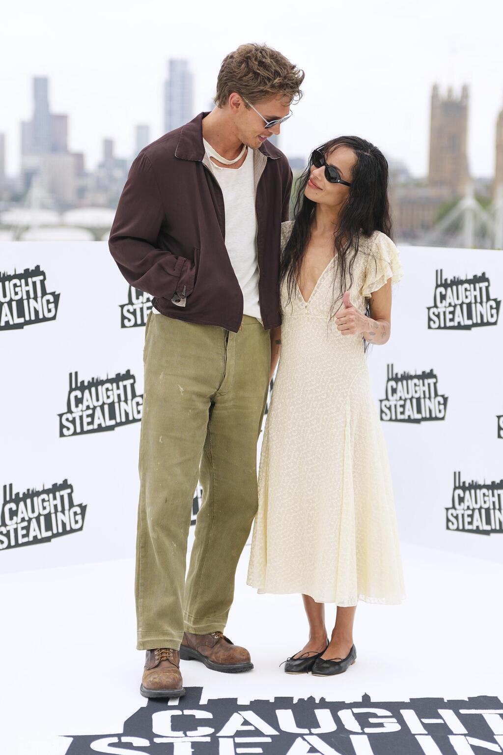 זואי קרביץ ואוסטין באטלר באירוע לסרט "נתפסו על חם" בלונדון, 2025