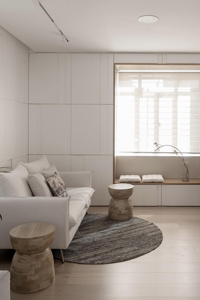 הדומים לישיבה או להגשה וספסל תחת החלון (צילום: גדעון לוין) בית פרטי בירושלים, עיצוב: קרן אטלס דרור