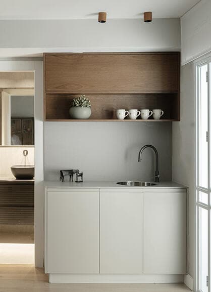 פינת נטילת ידיים ומאחוריה שירותי האורחים (צילום: גדעון לוין) בית פרטי בירושלים, עיצוב: קרן אטלס דרור